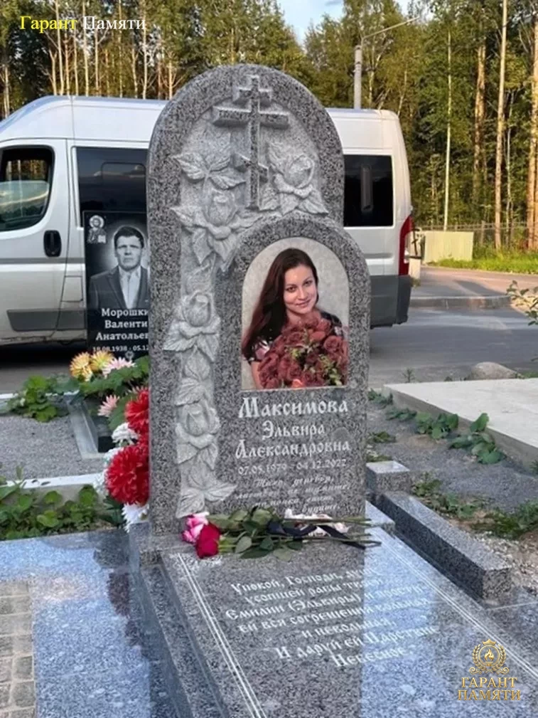 Памятник из цветного гранита 7